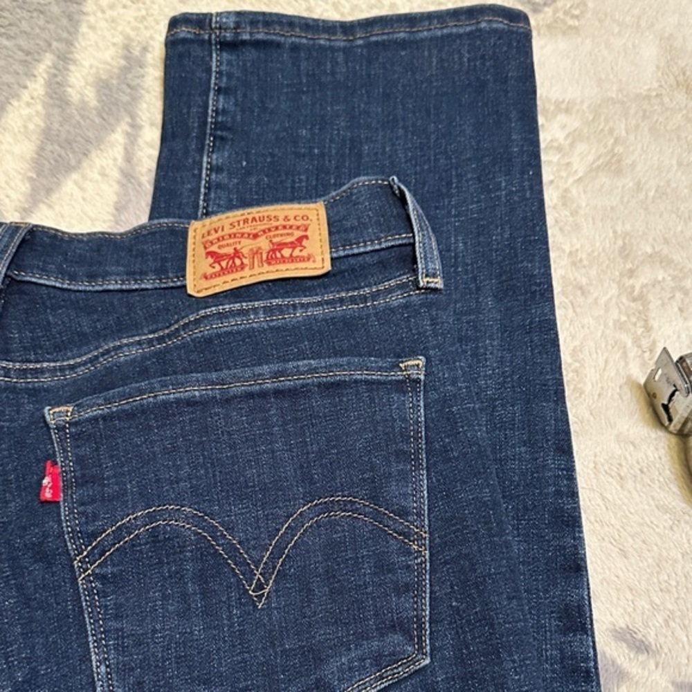 675.  Levi's Women's Dark Blue Classic Straight Leg Jeans